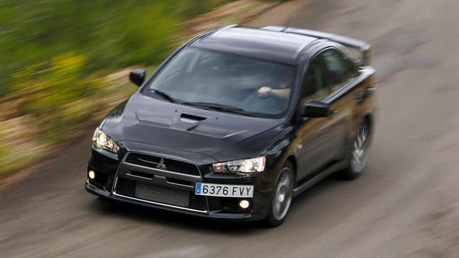 Una foto de un Mitsubishi Evo X negro. 