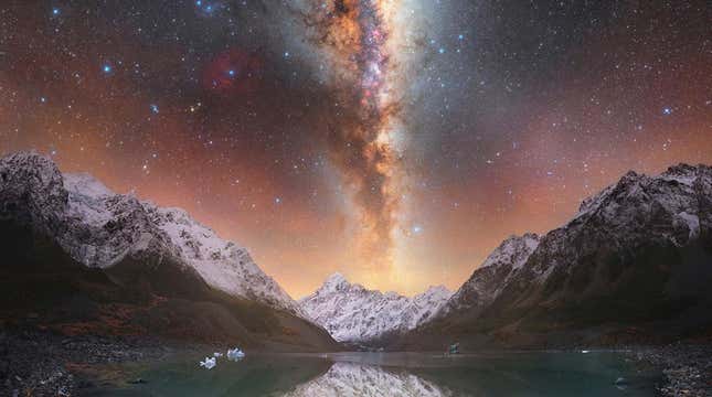 La Voie Lactée vue au-dessus de la plus haute montagne de Nouvelle-Zélande, Aoraki. 