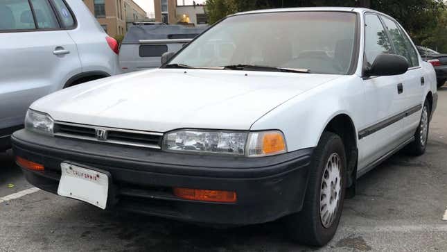 Ein Honda Accord DX von 1992, fotografiert in Santa Cruz, Kalifornien.