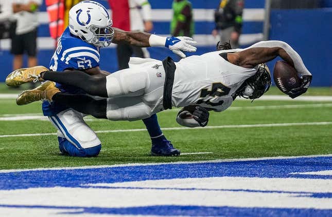 New Orleans Saints Running Back Alvin Kamara (41) hechtet am Sonntag, 29. Oktober 2023, im Lucas Oil Stadium in Indianapolis unter dem defensiven Druck von Indianapolis Colts Linebacker Shaquille Leonard (53) zum Touchdown.