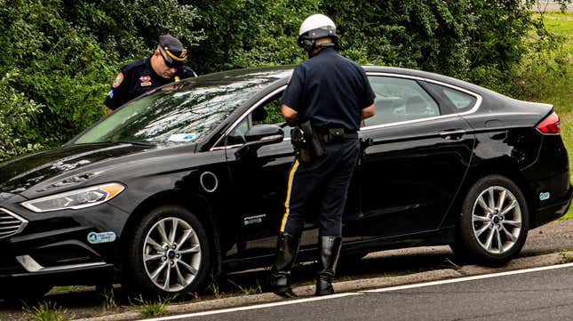  Des agents de la police routière arrêtent une voiture à l’entrée de l’autoroute Seaford Oyster Bay à Syosset, dans l’État de New York, le 4 août 2021. 