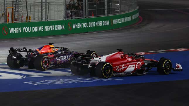 Max Verstappen de Red Bull Racing et Charles Leclerc de Ferrari lors du Grand Prix de Formule 1 de Las Vegas au Las Vegas Strip Circuit à Las Vegas, États-Unis, le 18 novembre 2023.