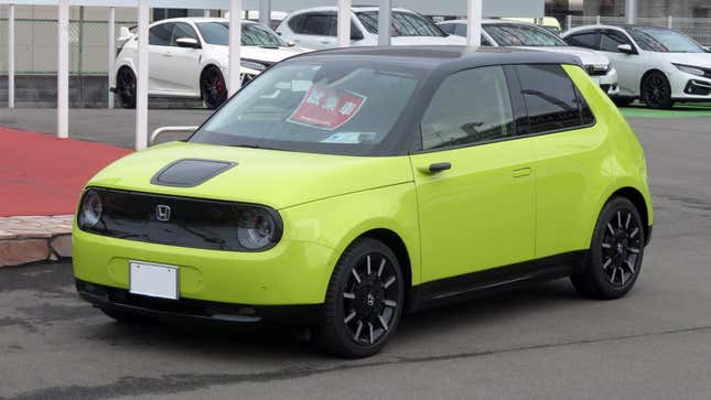 Un Honda E verde