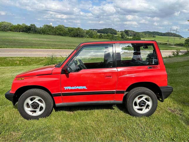 Image de l'article intitulé Trophée Renault Clio V6, Vehicross Isuzu, Geo Tracker : Les voitures les dopest que j’ai trouvées à vendre en ligne