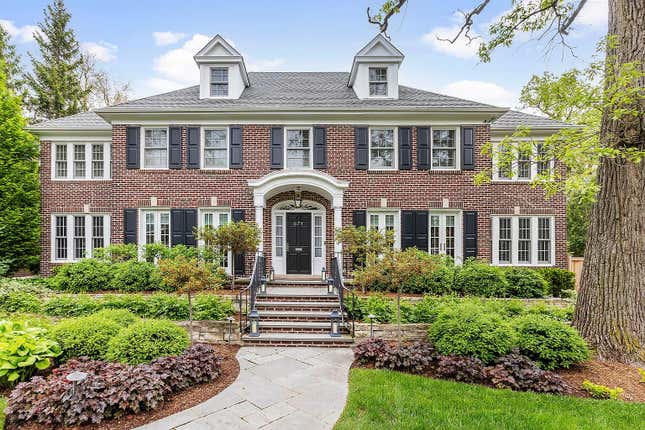 Image for article titled Look inside the iconic “Home Alone” house that just sold for $5.5 million