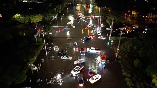 Image for article titled Massive Rain Storm Floods Fort Lauderdale, Leaving Cars Stranded in the Streets