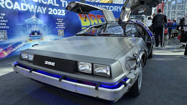 Una foto del DeLorean de Regreso al futuro en un evento. 