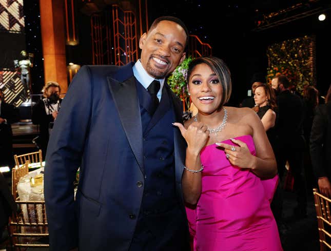 Will Smith and Ariana DeBose pose during the 28th Screen Actors Guild Awards at Barker Hangar on February 27, 2022 in Santa Monica, California. 1184573 (Photo by Kevin Mazur/Getty Images for WarnerMedia)