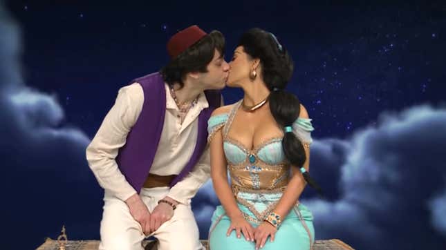 Image for article titled Pete Davidson Has a Hickey : (