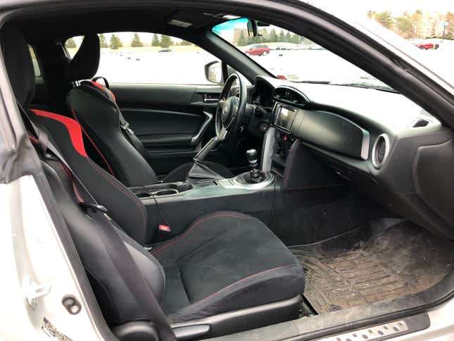 El interior real de mi FR-S real en un día promedio. Git gud