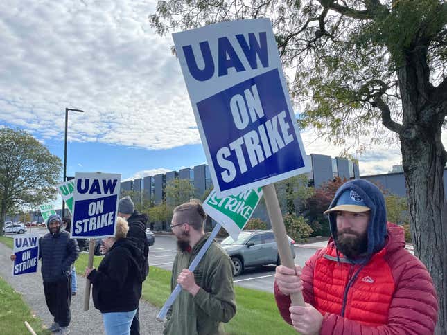 Workers At Mack Trucks Reject Contract And Join The Thousands Of UAW ...