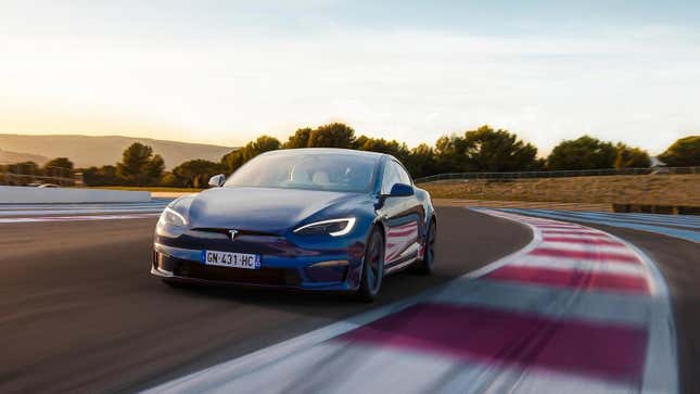 Une Tesla Model S bleue roulant sur une piste de course