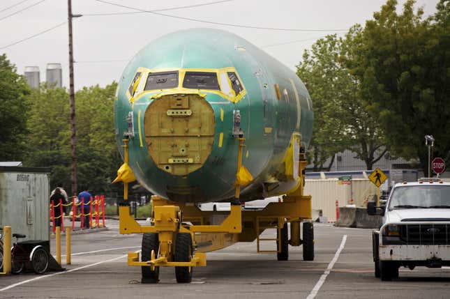 En attendant les documents promis par Boeing, le NTSB passe au crible les journaux de courrier électronique, les textes et les photos.