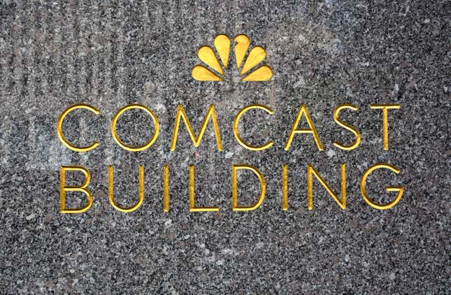 El logotipo del pavo real de la cadena de televisión NBC adorna una pared de granito cerca de la entrada al edificio Comcast en Nueva York, Nueva York. 