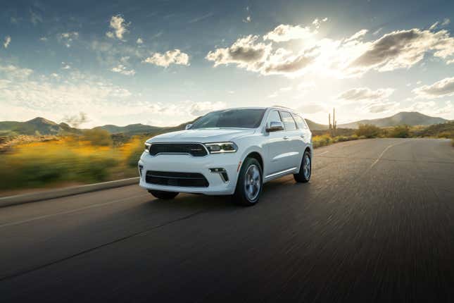 Dodge Durango 2023 conduciendo frente a un hermoso y soleado paisaje desértico.