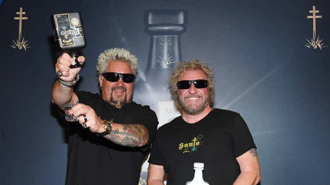 Sammy Hagar und Guy Fieri halten Flaschen Tequila