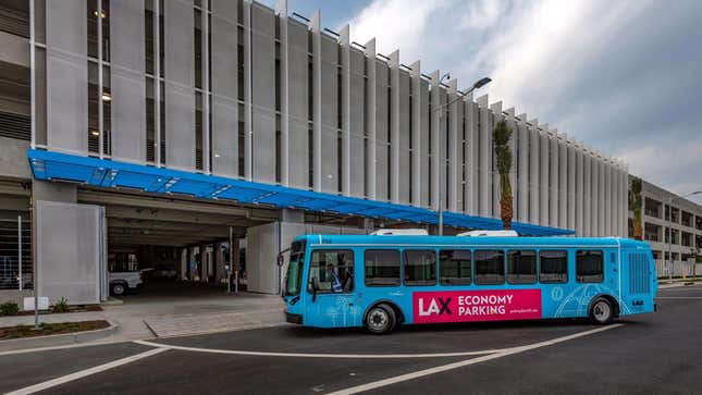 Imagen para el artículo titulado Una mujer afirma que una lesión cerebral es la culpable de su discurso racista en el autobús de LAX