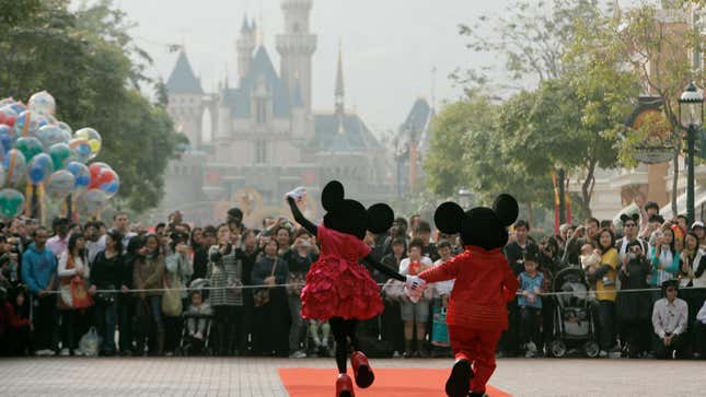 É hora da Disney abrir mão do controle do Mickey e da Minnie originais.