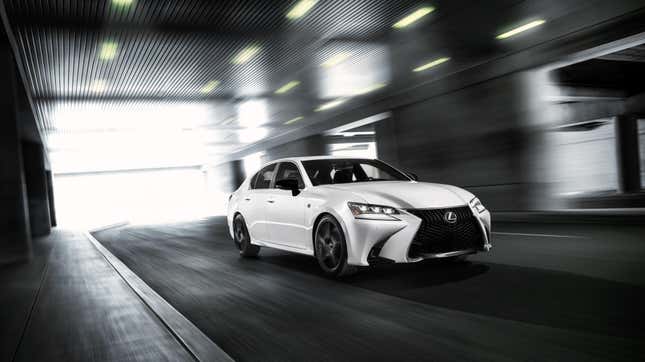 Une Lexus GS blanche traversant un tunnel