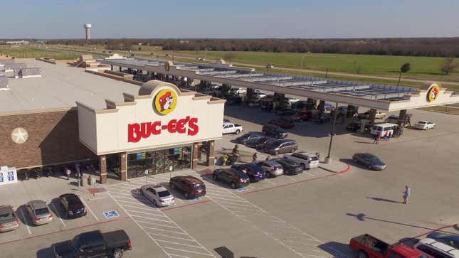 Una foto aérea de la ubicación de un Buc-ee ocupado durante la mitad del día.