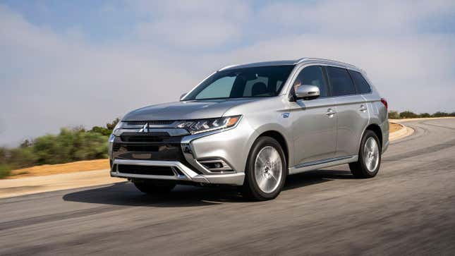 Un Mitsubishi Outlander PHEV argenté circulant dans un virage