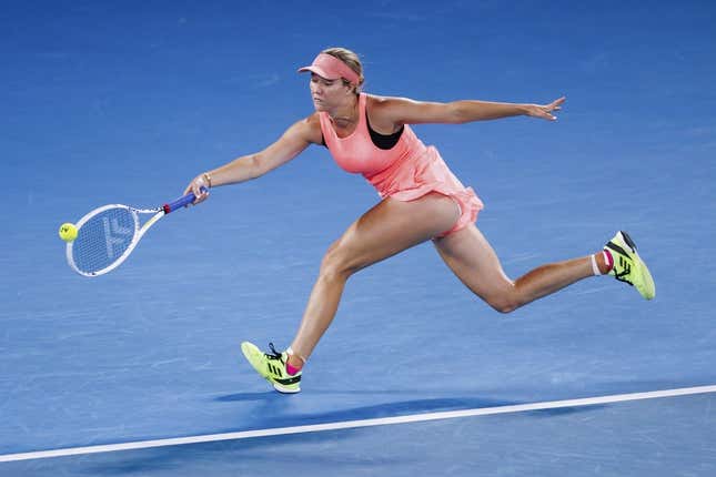 18. Januar 2024;  Melbourne, Victoria, Australien;  Danielle Collins aus den Vereinigten Staaten spielt einen Schuss gegen IGA Swiatek (nicht abgebildet) aus Polen in Runde 2 des Damen-Einzels am 5. Tag des Australian Open Tennis in der Rod Laver Arena.