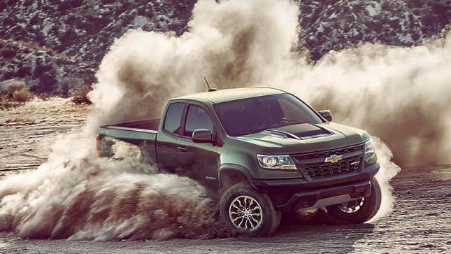 Un chevy Colorado conduciendo en tierra levantando una nube enorme