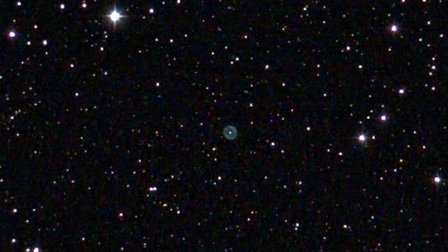 Hmlovina Modrá ustrice, ako ju zobrazuje Odyssey Pro. Tento obrázok som mierne orezal, ale všimnite si jasnosť a farbu tohto tmavého vzdialeného objektu.