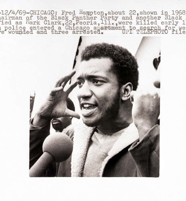 Fred Hampton, âgé d’environ 22 ans, représenté sur une photo d’archives de 1968, président du Black Panther Party pour l’Illinois, et un autre membre des Black Panthers, identifié comme étant Mark Clark, âgé de 22 ans, de Peoria, dans l’Illinois, ont été tués tôt le 4 décembre lors d’une fusillade lorsque la police est entrée dans un appartement de Chicago à la recherche d’armes. Quatre personnes ont été blessées et trois arrêtées.