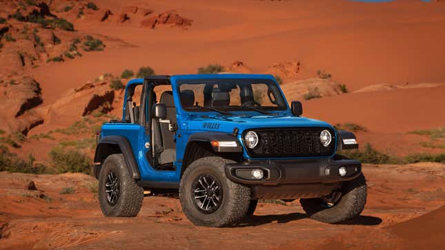 Une Jeep Wrangler bleue garée dans un désert sans toit ni portes