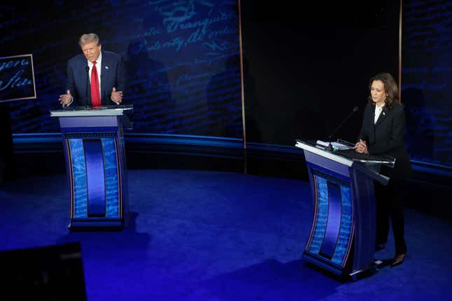 El expresidente Donald Trump y la vicepresidenta Kamala Harris durante su único debate de campaña en septiembre.