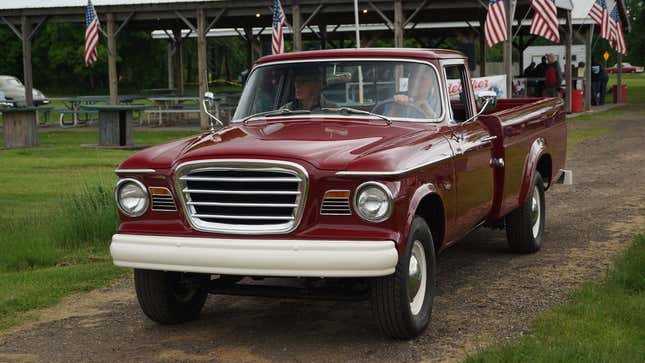 Une photo d’une camionnette Studebaker Champ bordeaux. 