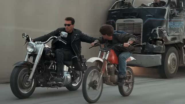 Captura de pantalla de Terminator 2: El juicio final de dos motocicletas perseguidas por un camión semirremolque.