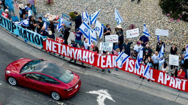 Protesters rally outside Tesla&#39;s Fremont, Calif., factory as Israeli Prime Minister Benjamin Netanyahu plans a visit with businessman Elon Musk on Monday, Sept. 18, 2023. (AP Photo/Noah Berger)