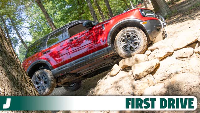 Un Ford Bronco Sport Sasquatch rouge 2025 penché sur un tas de pierres artificielles