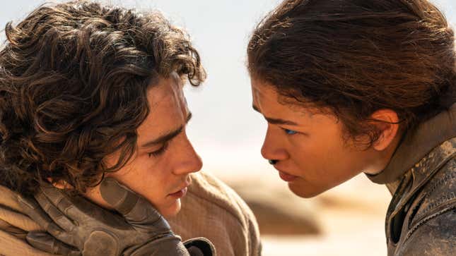 Paul y Chani se miran a los ojos en Dune: Segunda parte
