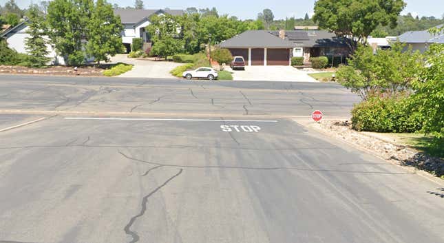 Al lado de la señal de stop y el cartel de la calle en Cameron Park, CA