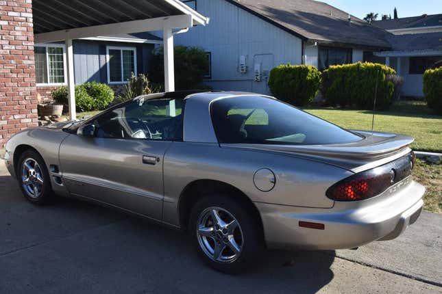 Image for article titled At $3,995, Could This 2000 Pontiac Firebird Fit You To A Tee Top?