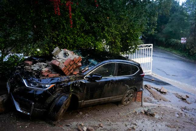 Image for article titled Photos: California&#39;s Coastline Under Siege by Atmospheric River