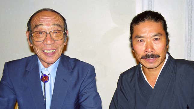 שחקני גודזילה הארו נאקג'ימה וקנפאצ'ירו סאצומה בכנס גודזילה בניו יורק.