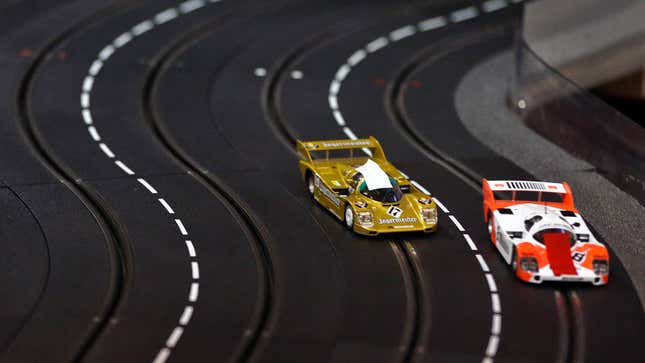 Una foto de coches slot corriendo en una pista. 