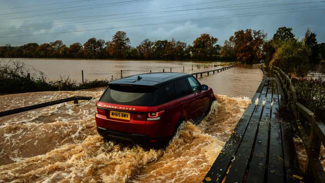 Una foto de un Range Rover circulando por un río. 