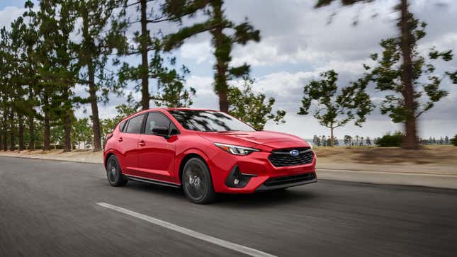 Una foto de un coche Subaru rojo. 