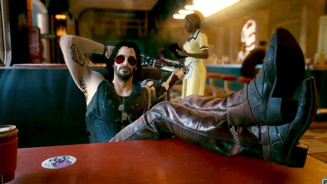 Johnny Silverhand, deuteragonista v Cyberpunku 2077, si obléká své oblečení zpět u baru, nohy má vykopané na stole.
