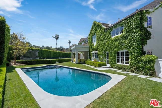 Image for article titled A Peek Inside Zoe Saldaña&#39;s Beverly Hills Mansion That Finally Sold