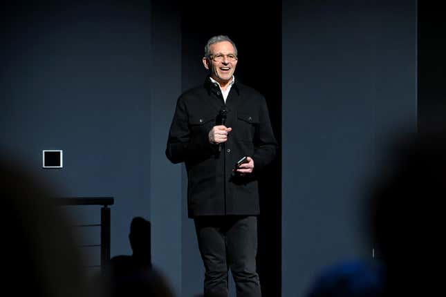  Bob Iger, director ejecutivo de The Walt Disney Company, habla durante el estreno de The Beatles ‘64 en el Hudson Square Theatre el 24 de noviembre de 2024, en la ciudad de Nueva York. 