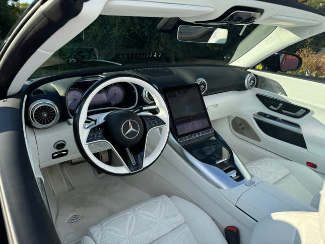 Mercedes Maybach SL680 Monogram Serisinin beyaz iç kısmı kırmızıya boyanmıştır