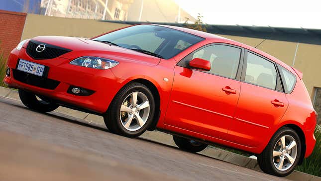 Una foto de un Mazda3 hatchback rojo. 