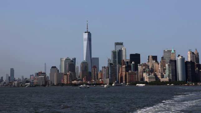 L’horizon de Manhattan est vu depuis le ferry de Staten Island.