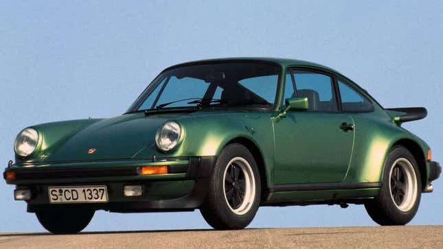 Une photo d’une voiture de sport Porsche 911 verte. 